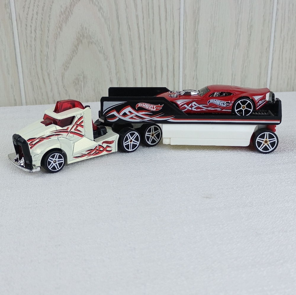 2014 Hot Wheels Semi Truck Drivin Wild Carrier Driving Hauler Semi Trailer car.